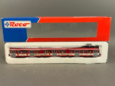 un gros plan sur un petit train miniature dans une boîte posée sur une table