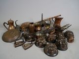 de nombreux types d'objets en cuivre sur la table