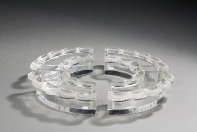 un anneau en verre transparent posé sur une table