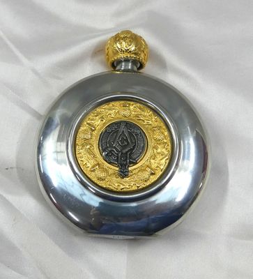 une flasque en argent ornée d'un médaillon en or