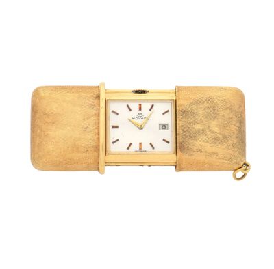 Gros plan sur une montre-bracelet en or entourée d'une chaîne