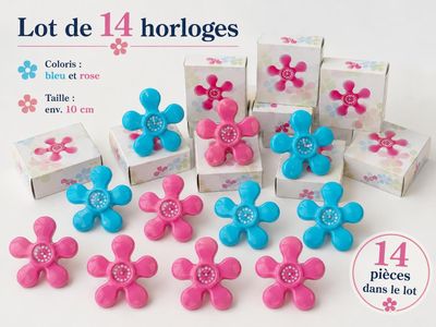 plein de petites fleurs roses et bleues sur la table
