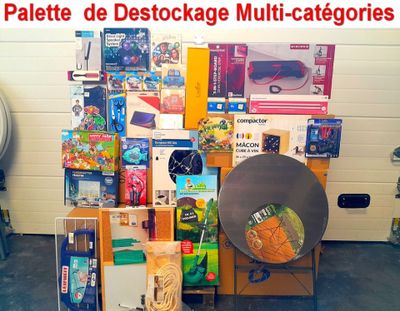 un tas d'objets divers posés sur une table dans un garage