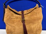 une photo d'un sac à main en daim marron muni d'une poignée en cuir marron