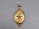 un fermoir en or orné d'une croix sur le devant