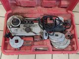 une boîte à outils contenant des outils, posée sur un sol carrelé