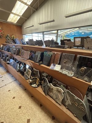 de nombreux sacs et sacs à main sur les étagères du magasin