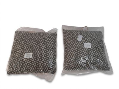 deux sacs de nourriture posés l'un sur l'autre sur une surface blanche