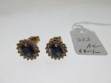 une paire de boucles d'oreilles en saphir et diamant