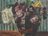 peinture représentant des fleurs dans un vase posé sur une table devant un mur bleu