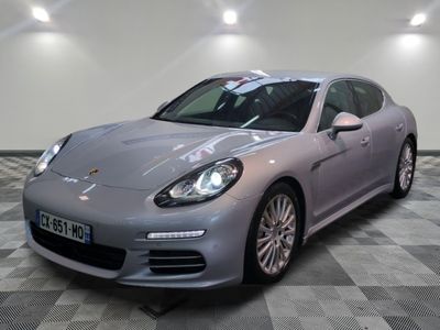 La Porsche Panamera est garée sur un sol en carrelage à damier