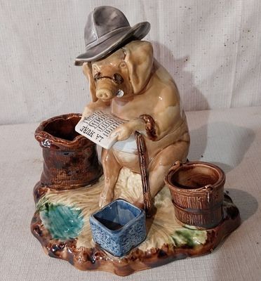 une figurine représentant un homme avec un chapeau et une canne