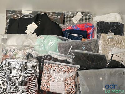 Lot de 19 vêtements, accessoires de diverses tailles et marq…
