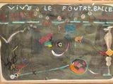 un tableau noir sur lequel est dessiné un match de football