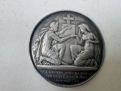 une pièce d'argent sur laquelle figurent une femme et un homme