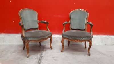 paire de chaises anciennes avec accoudoirs rembourrés