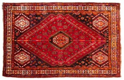 un tapis rouge et noir sur fond blanc