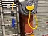 un tuyau fixé à un mât devant un immeuble