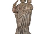 une vieille statue représentant une femme tenant un bébé et une batte de baseball