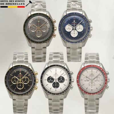 Plusieurs montres différentes sont disposées en rangée sur une surface blanche