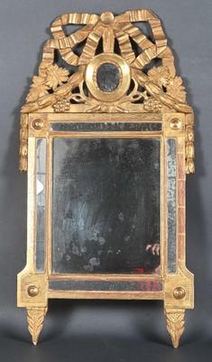 un miroir posé sur une table