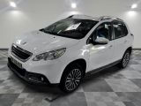 la voiture blanche est garée dans le garage sur le sol en damier
