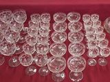 beaucoup de verres et un vase sur la table