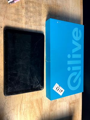 une boîte bleue fixée sur la porte d'un immeuble