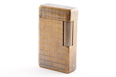 un briquet posé sur une surface blanche