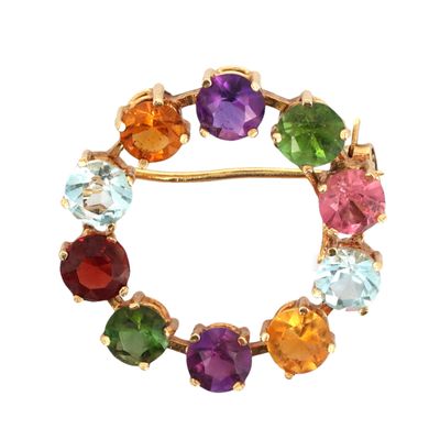 une photo d'une broche ornée de pierres multicolores