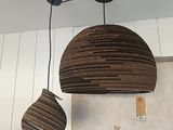 deux lampes suspendues au plafond au-dessus d'une table