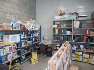 une pièce où les étagères sont remplies d'outils et de matériel