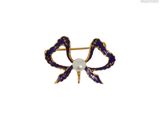 Gros plan sur une broche contenant une perle