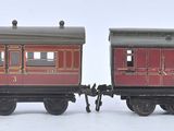 deux petits trains assis côte à côte sur une surface blanche