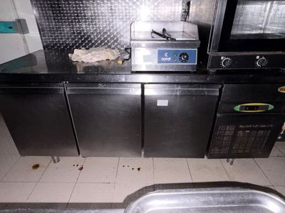 une photo d'une cuisine avec un évier et un micro-ondes