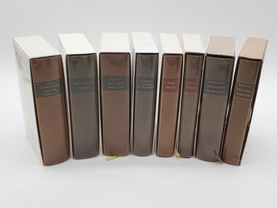 six livres sont alignés sur une surface blanche