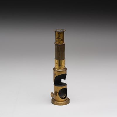 un vieux télescope en laiton orné d'un ruban noir