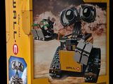 une boîte contenant un mur en Lego et un robot