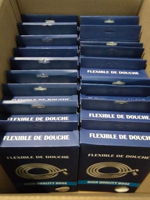 des boîtes de douches vaginales souples sont empilées les unes sur les autres