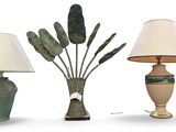 trois lampes placées l'une à côté de l'autre sur une table