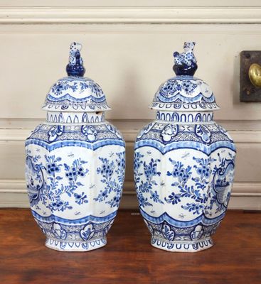 deux vases bleus et blancs posés sur une table en bois