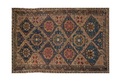 un tapis bleu et marron orné d'un motif en losanges