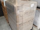 une grande pile de cartons entreposée dans un entrepôt