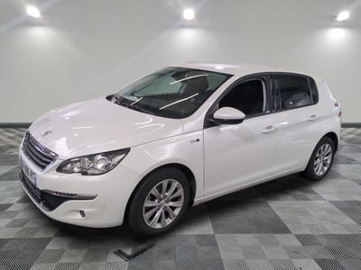 la voiture blanche est garée dans le garage sur le sol en damier