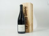 une bouteille de vin posée à côté d'une caisse en bois