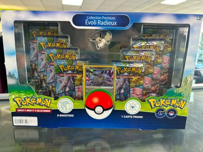 vitrine contenant des cartes Pokémon et des objets de collection, posée sur une table dans un magasin
