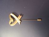 une image représentant une broche en or ornée d'une étoile