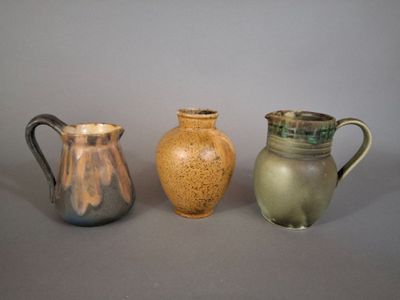trois vases posés l'un à côté de l'autre sur une table