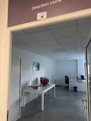 une pancarte accrochée au mur d'une pièce indiquant la direction à suivre à l'aide de