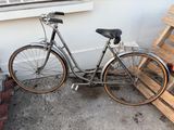 un vélo garé à côté d'une palette